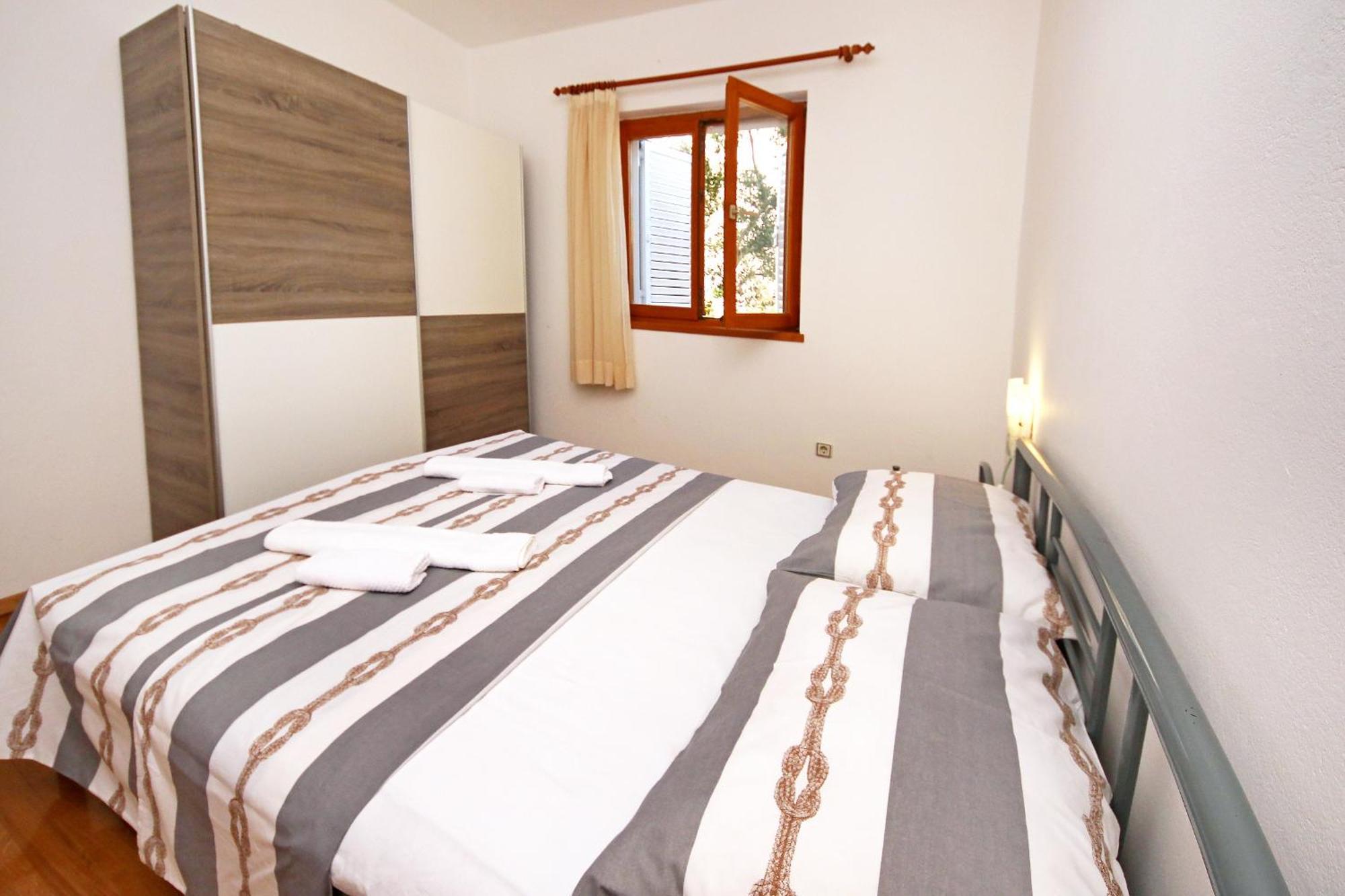 Apartments By The Sea Zaboric, Sibenik - 468 *